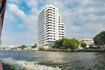 河岸上现代建筑的城市景观图片下载