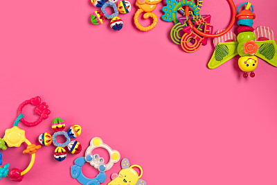 粉色背景下的塑料玩具。俯视图图片下载