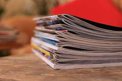 木桌上放着杂志图片下载