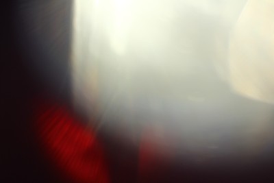 抽象背景光颜色闪光和射线在黑色。镜头光晕。在你的项目中用作纹理层。在照片编辑器中添加“点亮”层，为任何图像添加彩色闪光。图片下载