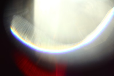 抽象背景光颜色闪光和射线在黑色。镜头光晕。在你的项目中用作纹理层。在照片编辑器中添加“点亮”层，为任何图像添加彩色闪光。图片下载