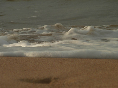 金色的沙子和柔软的波浪图片下载
