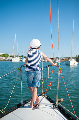 梦想中的孩子在豪华游艇上当船长图片下载