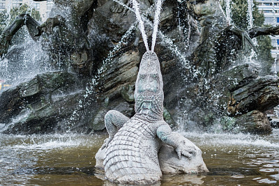 动物、人物和面孔——柏林海王星喷泉的雕塑图片下载