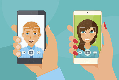 漂亮女孩和小男孩用智能手机自拍图片下载