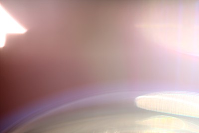 抽象背景光颜色闪光和射线在黑色。镜头光晕。在你的项目中用作纹理层。在照片编辑器中添加“点亮”层，为任何图像添加彩色闪光。图片下载