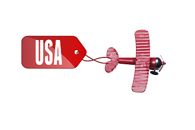 书写美国红色玩具飞机与谈话泡沫在白色背景。商务度假和旅游概念图片下载