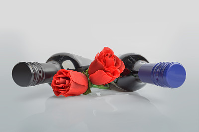 玫瑰和红酒瓶图片下载