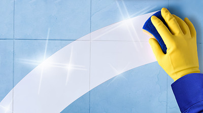 员工专业用手套和洗涤剂清洗的概念图片下载