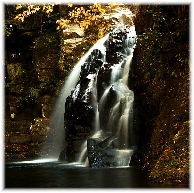 壮丽的红眼幕府八公瀑布图片下载