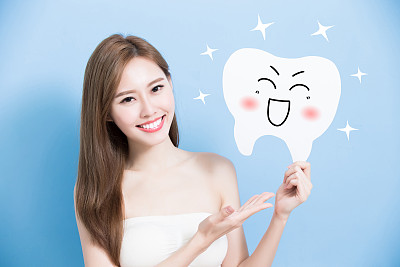 女人取可爱的牙齿图片下载