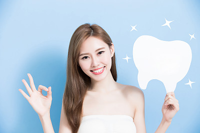 女人取可爱的牙齿图片下载