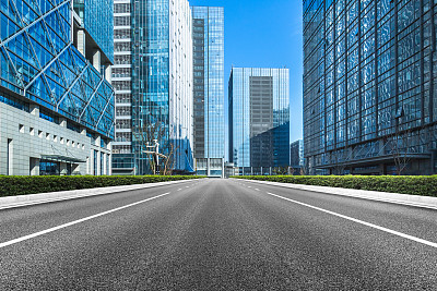 以城市天际线为背景的干净沥青路图片下载