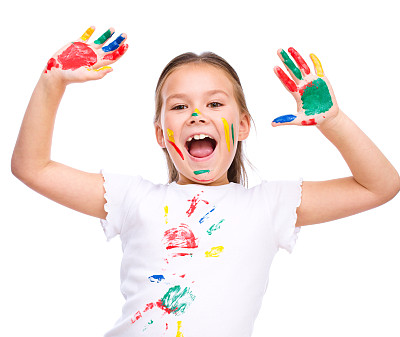 玩颜料的可爱女孩图片下载
