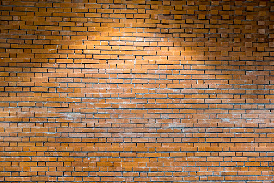 光线照射在砖墙内部。图片下载