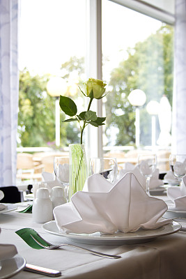 优雅的餐桌布置图片下载