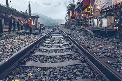 从火车站到云雾山的轨道，旅行的主题，旧的时间看图片下载