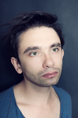 年轻的绿眼睛男人的肖像，脸上有胡子图片下载