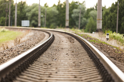 日落时铁路开动。带有运动模糊效果的火车站，工业概念背景。铁路旅游，铁路旅游。模糊的铁路。图片下载