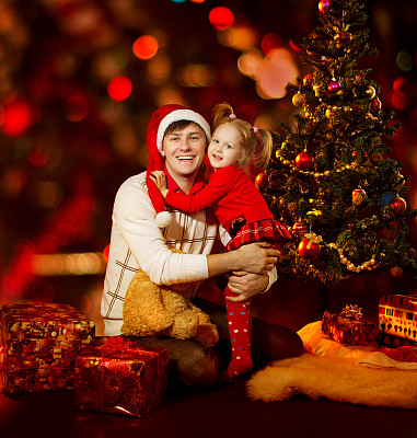 圣诞家庭：父女和红色圣诞树图片下载