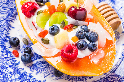 早餐水果沙拉碗。素材图片