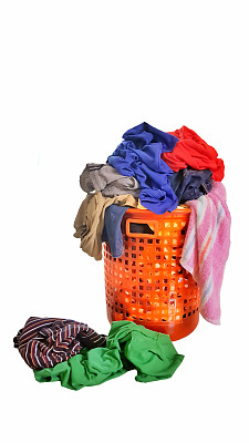 洗衣篮里的洗衣堆图片下载