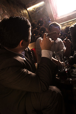 三个商人在辛苦工作一天后休息。图片下载