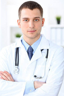 微笑的医生站着等待他的团队图片下载