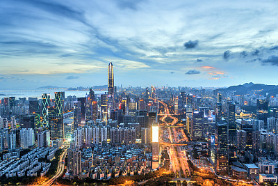 深圳夜晚的城市天际线图片下载