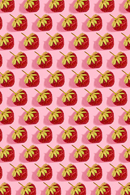 鲜艳鲜艳的图案与成熟的草莓。前视图。粉红色的背景图片下载