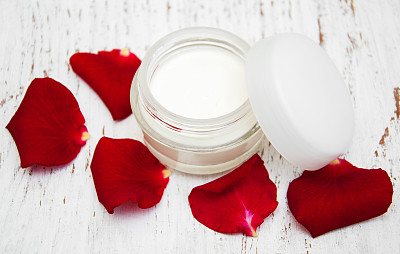 保湿霜和玫瑰花瓣图片下载