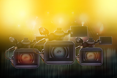 三个专业摄像机的正面视图拍摄在工作室图片下载