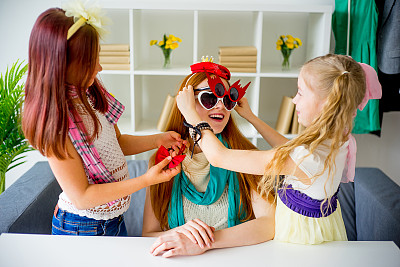 母亲和女儿尝试配件图片下载