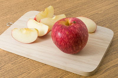 木托盘上的新鲜成熟的红苹果图片下载