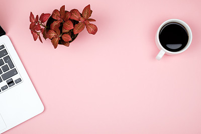 粉红色的办公桌，桌子和电脑。顶部视图与复制空间图片下载