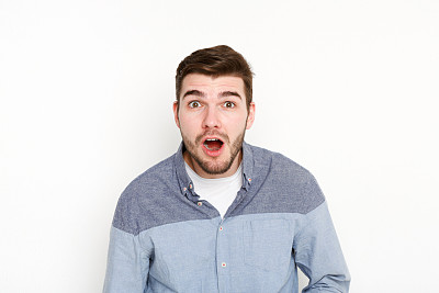 令人震惊的消息。震惊的人脸上露出惊讶的表情素材图片