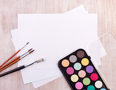 空白纸上的水彩画图片下载