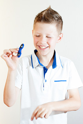 那男孩用手捻纺纱机图片下载