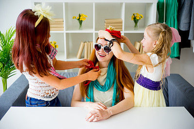 母亲和女儿尝试配件图片下载