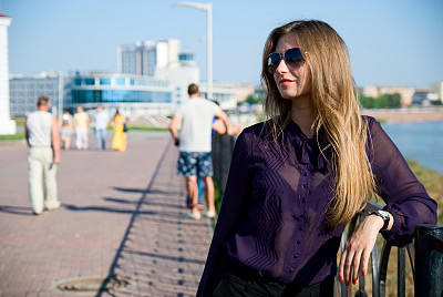 那个长头发的漂亮女孩图片下载