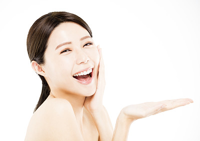 展示手中美容产品的快乐美丽女人素材图片