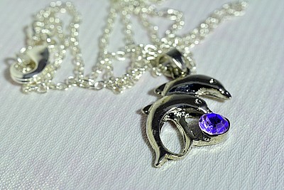 脖子上的首饰图片下载