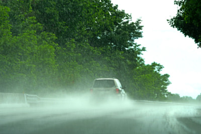 模糊的雨天公路图片下载