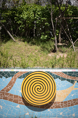 操场上的转盘图片下载