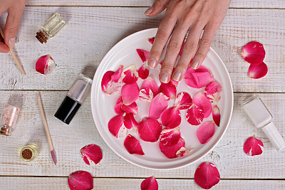 在家里修指甲。指甲油。女人享受家庭水疗近距离图片下载