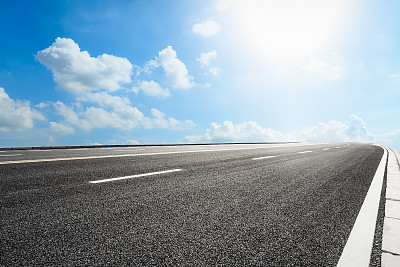 柏油马路和蓝天图片下载