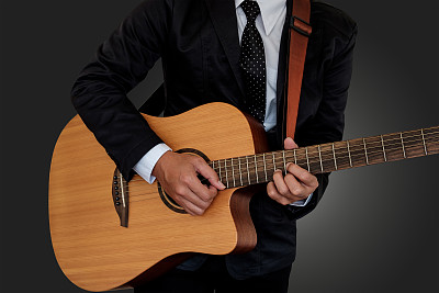 人弹吉他。素材图片