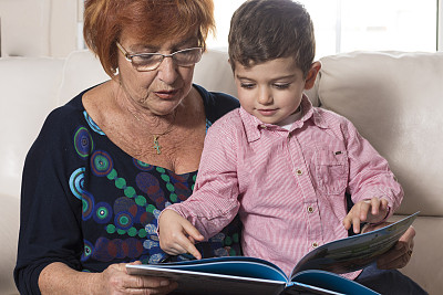 奶奶和孙子在看书图片下载