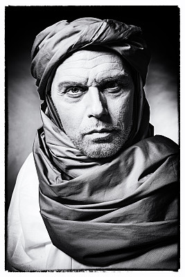 复古黑白照片的柏柏尔人戴头巾与长袍。影棚拍摄。图片下载