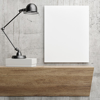 混凝土墙上的白色海报配黑色金属灯，极简主义的室内装饰构图图片下载